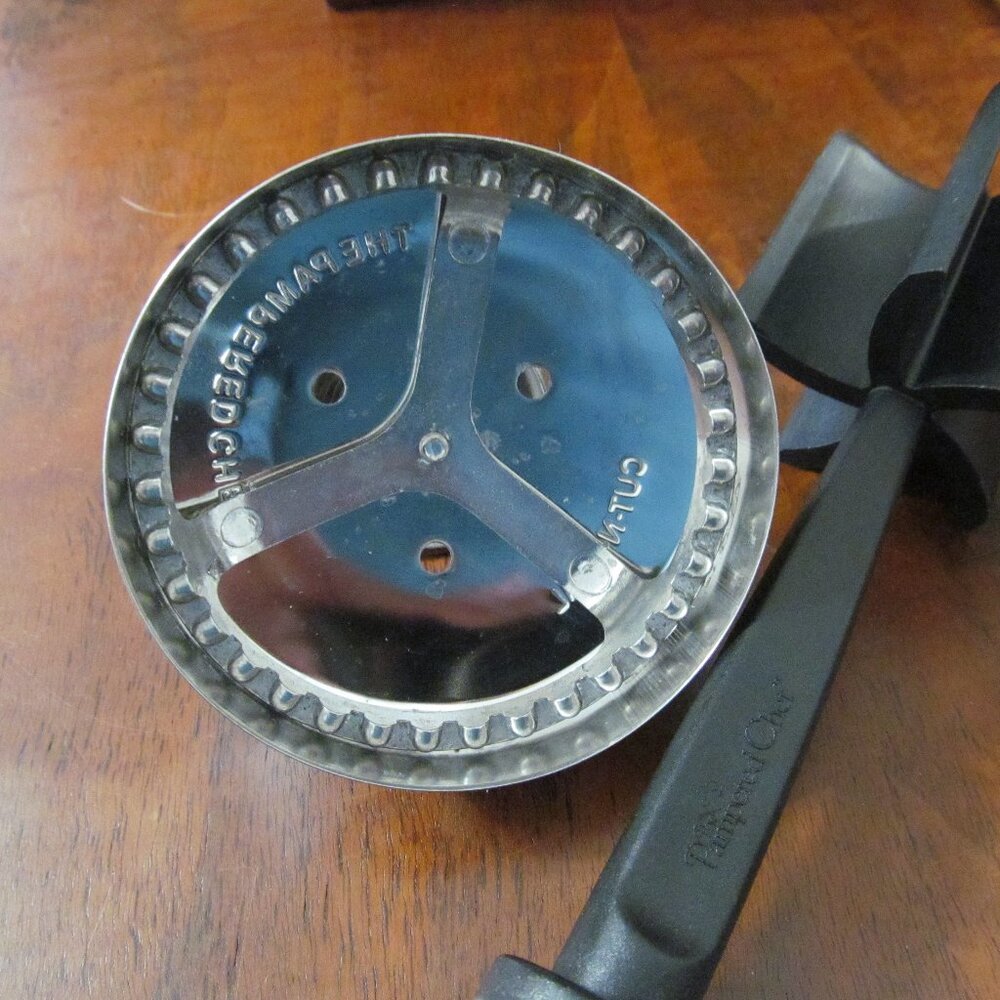 Pampered Chef Mix ‘N Chop & Cut-N-Seal Pastry Press 3.5” - Picture 7 of 7